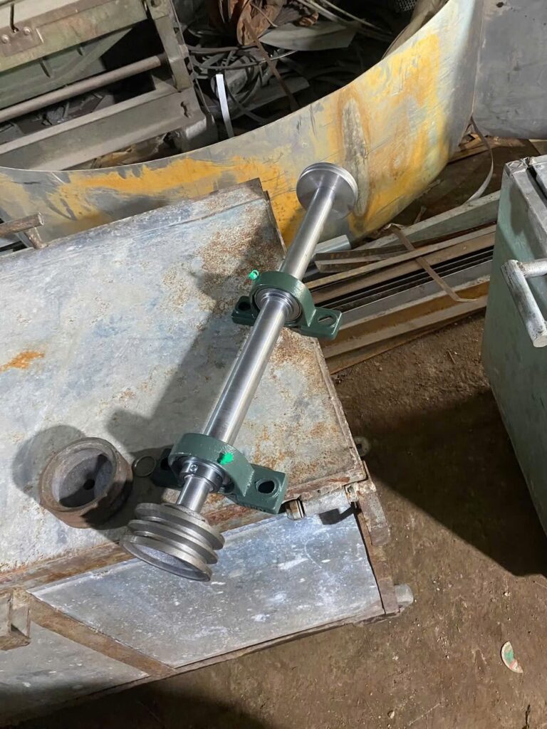 Trục dẫn động với gối đỡ bạc đạn