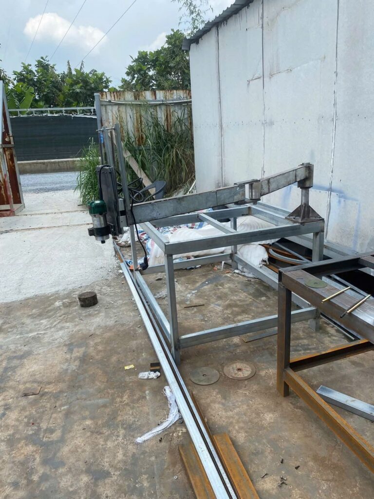 Khung máy và ray trượt lúc đang lắp