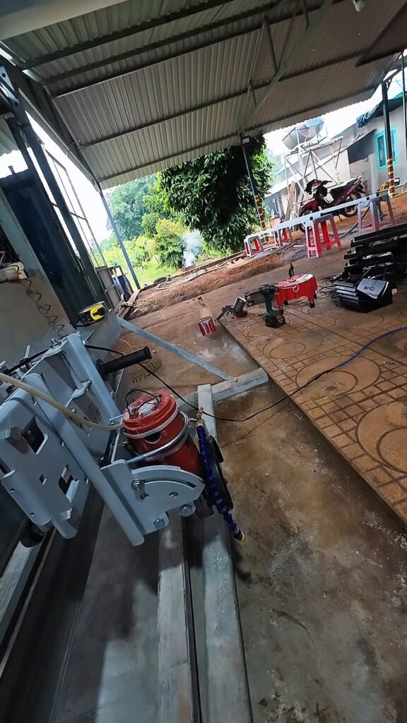 Dàn máy cắt đá trượt ray lắp tại xưởng