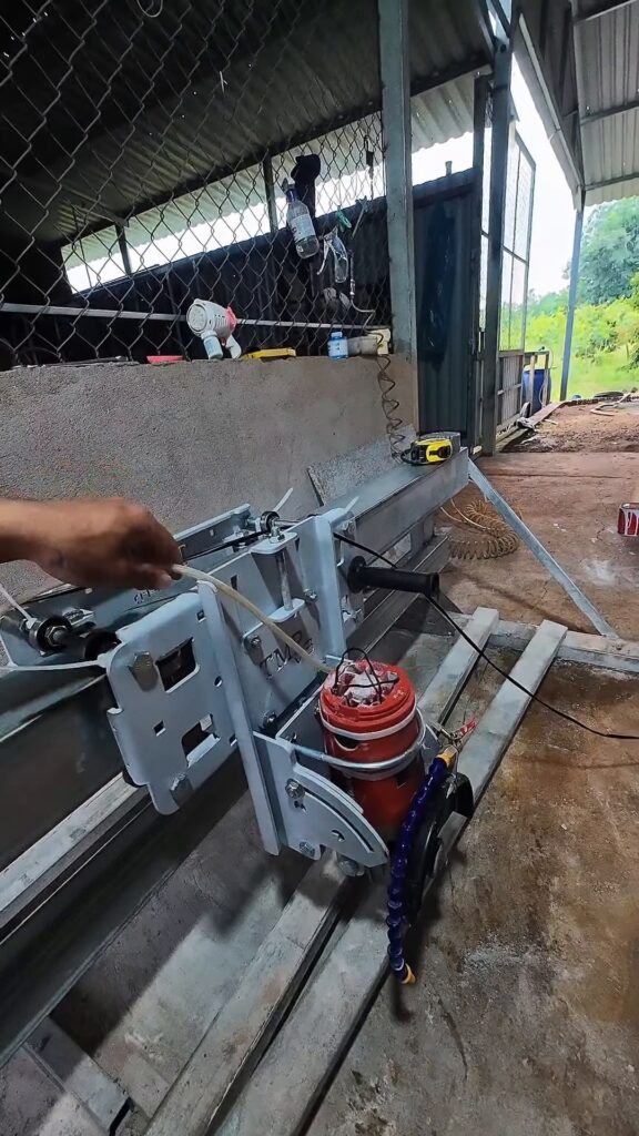 Dàn máy cắt đá trượt ray lắp tại xưởng