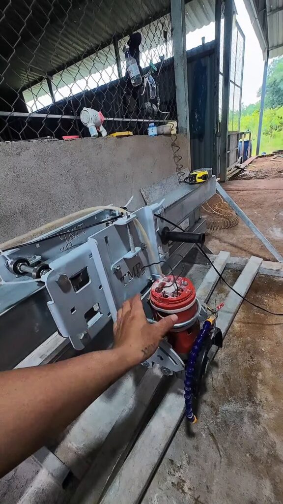 Dàn máy cắt đá trượt ray lắp tại xưởng